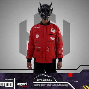 Puede incluir: Chaqueta roja de estilo cyberpunk con múltiples parches y detalles de texto. La chaqueta se lleva con pantalones negros y una máscara negra. La imagen también incluye el texto "CYBERPUNK TECHWEAR" e "INDEPENDENT. BOLD \ UNCOMPROMISED".