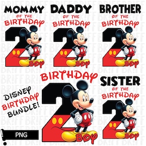 Può includere: Un pacchetto di compleanno a tema Disney con Topolino. Il design include il numero 2, Topolino e le parole "Mommy", "Daddy", "Brother" e "Sister" con "Birthday" in rosso. È inclusa anche la parola "Boy".