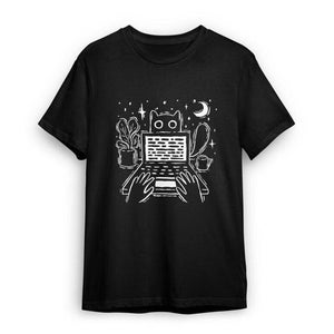 Może przedstawiać: Czarny t-shirt z białym nadrukiem kota pracującego na laptopie. Projekt zawiera roślinę, kubek, półksiężyc i gwiazdy. Oczy kota są widoczne nad ekranem laptopa.