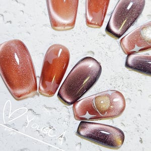 Uñas postizas cortas hechas a mano: diseño de ojo de gato galáctico, nuevo estilo para otoño e invierno, marrón ámbar y bloques de color.