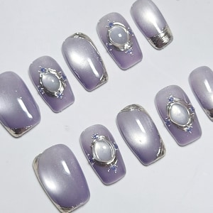 Handmade Press-On Nails – Soft Lilac Purple, Elegant & Unique, Silver-Edge Cat Eye Design