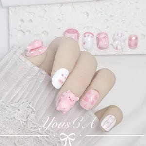 Uñas postizas de cerdito rosa hechas a mano: diseño corto con bloques de color y un toque de color divertido.