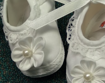 Baby booties Christening white cotton with lace and pearled flower satin ties child shoe white booties #babybooties