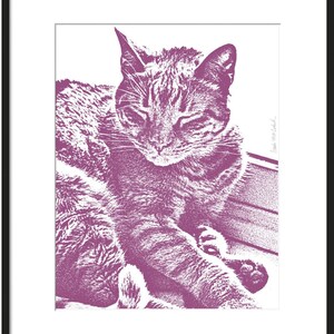 Pode incluir: Um close-up de um gato roxo com os olhos fechados, deitado de lado. A pelagem do gato &eacute; texturizada e a imagem tem um visual vintage e granulado.