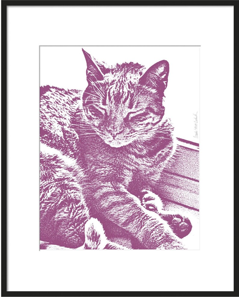 Pode incluir: Um close-up de um gato roxo com os olhos fechados, deitado de lado. A pelagem do gato &eacute; texturizada e a imagem tem um visual vintage e granulado.
