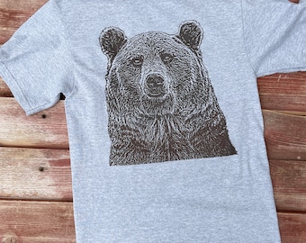 Könnte beinhalten: Ein heidefarbenes T-Shirt mit einer Schwarzweißillustration eines Bärenkopfes.