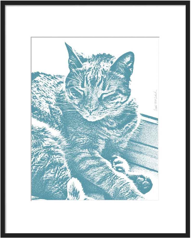 Pode incluir: Uma silhueta azul turquesa de um gato dormindo com os olhos fechados. O gato est&aacute; deitado de lado com as patas enfiadas debaixo do corpo. O fundo &eacute; branco.