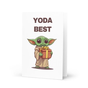 Meilleure carte de voeux Yoda inspirée de Star Wars, parfaite pour les anniversaires ou les occasions spéciales, Yoda tenant un cadeau, carte Yoda pour bébé, carte d'anniversaire