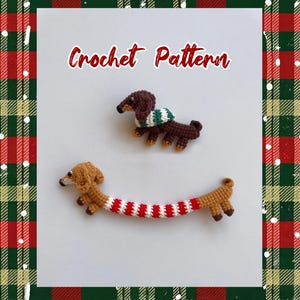 Puede incluir: Dos figuras de perro salchicha de ganchillo. Una es marrón con una bufanda verde y blanca, la otra es de color canela con un cuerpo a rayas rojas y blancas. Las palabras "Crochet Pattern" están escritas en rojo.