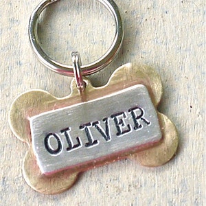 Etiqueta de perro Etiqueta de identificación de mascota personalizada / Oliver Bone TINY Multi Metal Identificación personalizada Joyería para mascotas imagen 1