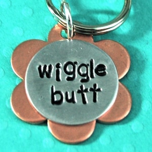 WIGGLE BUTT DAISY Pet Tag Name and Number on the back Personalized Custom Identification Pet Jewelry 画像 1