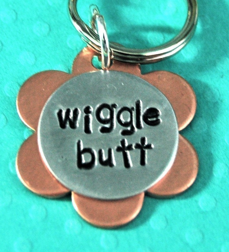 WIGGLE BUTT DAISY Pet Tag Name and Number on the back Personalized Custom Identification Pet Jewelry 画像 1