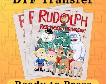 Puede incluir: Transferencia DTF con una colorida ilustración de personajes de "Rudolph, el reno de la nariz roja". La imagen muestra a Rudolph, el Abominable Hombre de las Nieves y otros personajes. El texto dice "Ready to Press".