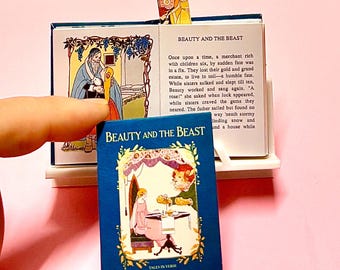 Minilibro de La Bella y la Bestia a escala 1:6 (1:12) para armar, en formato PDF digital, con páginas legibles, marcapáginas y diseño de princesa en miniatura para casa de muñecas.