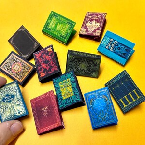 Magiczne mini okładki książeczek, miniatura w skali 1:6, domek dla lalek do druku (cyfrowy plik PDF)