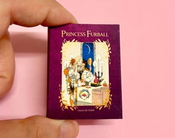Minilibro digital en PDF de la Princesa Peluda a escala 1:6 (1:12), con páginas legibles, marcapáginas y diseño de princesa en miniatura para casa de muñecas.