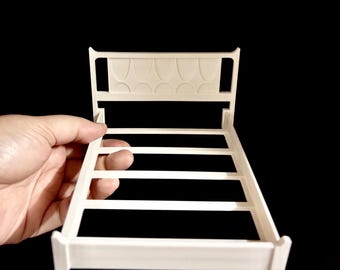 Cama Brasilia a escala 1:12 con cabecero, archivo digital para impresión 3D, ideal para casas de muñecas en miniatura. Muebles de dormitorio de estilo moderno de mediados de siglo (MCM).