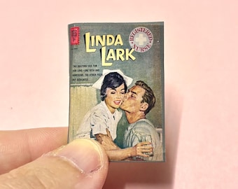 1: 6 Linda Lark Comic Mini-Buch, Vol. 2 Krankenschwester, DIY Miniatur Puppenhaus druckbare, zu öffnende Seiten (Digital PDF)