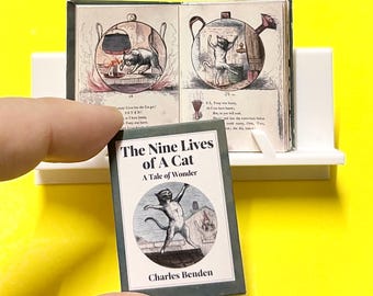 Minilibro digital en PDF para armar a escala 1:6 (1:12) sobre gatos, Nueve vidas de un gato (imprimible para casa de muñecas), Cuento de hadas clásico y caprichoso para niños.