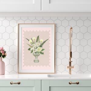 Arte de pared imprimible con flores vintage en jarrón, diseño inspirado en sellos botánicos estilo cottagecore, impresión digital, póster de decoración del hogar con estética acogedora.
