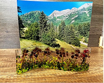 Wunderlicher lila Blumenwiese Fotohalter aus geschmolzenem Glas, Tischkunst, lila und grün, freistehender kurviger Bildhalter