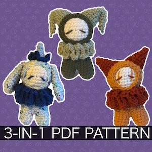 Puede incluir: Tres muñecos de ganchillo hechos a mano en varios colores. Uno es azul y blanco con un cuello y sombrero con volantes azules. Otro es verde con un cuello y sombrero con volantes. El tercero es naranja y marrón con un cuello y sombrero con volantes. El texto "3-IN-1 PDF PATTERN" está en la parte inferior.