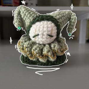 Peluche bouffon au crochet faite main - Poupée clown amigurumi fantaisiste en vert forêt