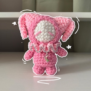 Op de afbeelding: Een witte keramische mok met een zwarte handgreep en de tekst "But First, Coffee" in handschriftstijl. De mok staat op een wit oppervlak. De mok is ongeveer 10 cm hoog.