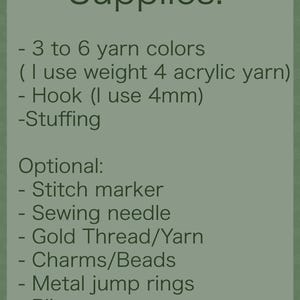 Puede incluir: Un fondo verde muestra una lista de materiales necesarios para un proyecto de manualidades. La lista incluye colores de hilo, un ganchillo de 4 mm y relleno. Opcional: marcador de puntos, aguja de coser, hilo dorado, abalorios, anillas y alicates.
