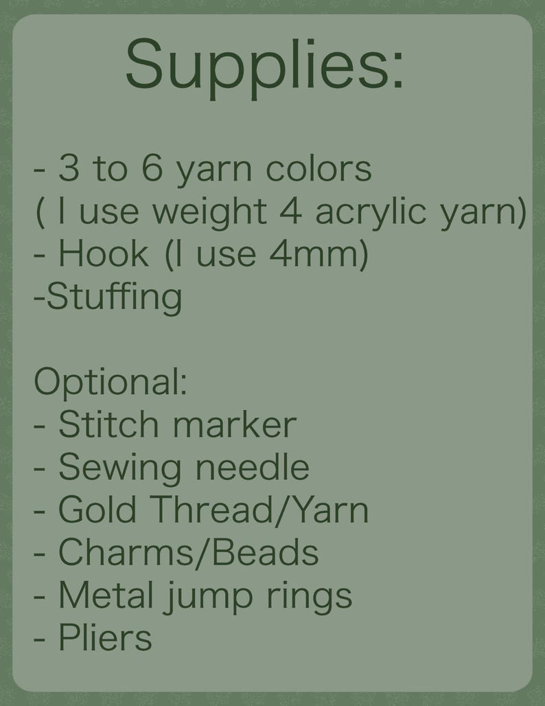 Puede incluir: Un fondo verde muestra una lista de materiales necesarios para un proyecto de manualidades. La lista incluye colores de hilo, un ganchillo de 4 mm y relleno. Opcional: marcador de puntos, aguja de coser, hilo dorado, abalorios, anillas y alicates.