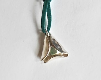 Sterling tricorn hat necklace, tricorner pendant, Poldark pride jewelry, Yorktown pendant, period drama gift, Cornwall accessory