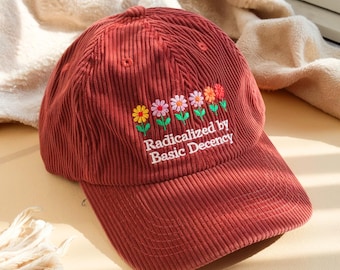 Sombrero de pana bordado, radicalizado por la decencia básica, con detalle floral.