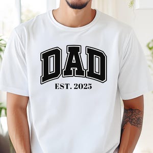 Tshirt papa est 2025, sweat-shirt papa personnalisé, papa personnalisé, faire-part de grossesse pour papa, cadeau pour papa, chemise fête des pères, chemise nouveau papa