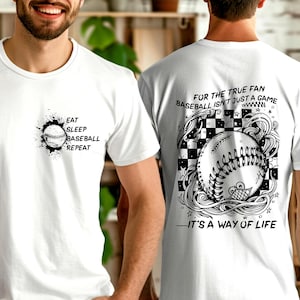 Op de afbeelding: Wit T-shirt met honkbalafbeeldingen. De voorkant heeft een honkbal met de tekst "EAT SLEEP BASEBALL REPEAT". De achterkant toont een honkbalontwerp met de tekst "FOR THE TRUE FAN BASEBALL ISN'T JUST A GAME - IT'S A WAY OF LIFE."