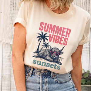 Lustiges Highland Kuh Sommer Shirt, süßes Kuh Strand T-Shirt für Frauen, Bauernhof Tier Humor Top, Kuh Liebhaber Geschenk, trendiges Boho Sommer Vibes Grafik Shirt