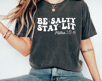 Koszulka chrześcijańska Be Salty Stay Lit, komfortowa koszulka z wersetem biblijnym, prezent na Dzień Ojca