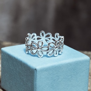 925 Sterling Silver Ring Forget-me-not Flower Infinity Ring in Sterling Silver, Flower Ring, Silver Floral Ring, Silver Band Ring for Women