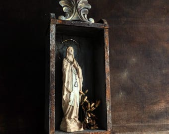 Santuario religioso/ Vergine di Lourdes/ Cappella in legno/ Decorazioni religiose spagnole/ Statua antica della Vergine