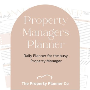 Puede incluir: Un planificador diario para administradores de propiedades con una superposición de arco rosa suave. El texto "Property Managers Planner" se muestra en una fuente serif. El planificador incluye secciones para programar, listas de tareas y notas.