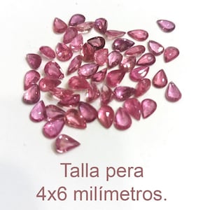 Op de afbeelding: Een verzameling roze, peervormige edelstenen verspreid op een witte ondergrond. De edelstenen, in verschillende roze tinten, meten ongeveer 4x6 millimeter. De afbeelding is goed belicht, waardoor de facetten van de stenen worden benadrukt.