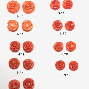 Coral rojo- naranja natural sin tratar, tallado a mano en forma de rosa.