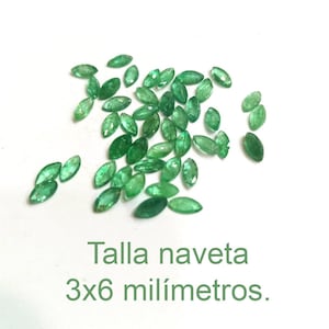 Può includere: Un gruppo di pietre preziose di taglio marquise di colore verde smeraldo di 3x6 millimetri. Talla naveta.