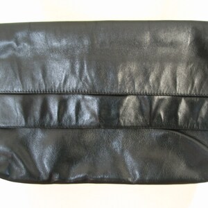 Bolso de hombro de piel negra con dos compartimentos y solapa