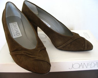 Joan and David Couture Marais Curry Suede Pumps Size 7.5 AA-B