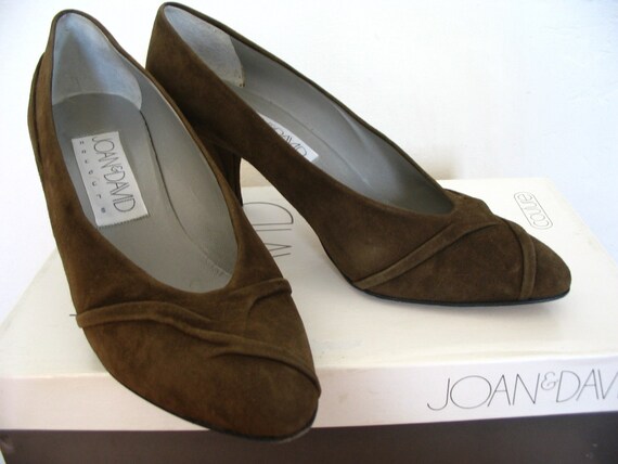 Joan and David Couture Marais Curry Suede Pumps Size 7.5 AA  display picture 1