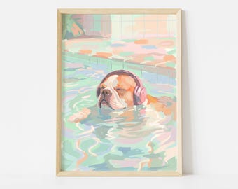 Könnte beinhalten: Ein gerahmter Kunstdruck zeigt eine Bulldogge, die sich in einem Pool entspannt und einen rosa Kopfhörer trägt. Das Kunstwerk verwendet eine Pastellfarbpalette mit Blau-, Grün- und Rosatönen und schafft eine ruhige und skurrile Szene. Der Hund hat die Augen geschlossen.