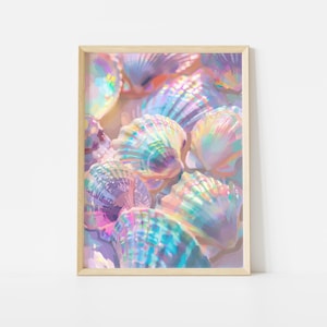 Könnte beinhalten: Gerahmter Kunstdruck mit einer Ansammlung schillernder Muscheln. Die Muscheln zeigen eine Farbpalette von Rosa, Lila, Blau und Gelb mit einem schimmernden, perlmuttartigen Effekt. Das Kunstwerk ist vor einem neutralen Hintergrund platziert.