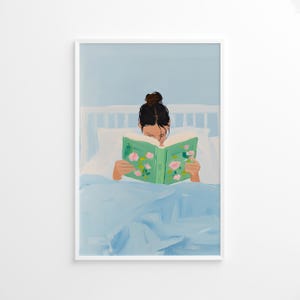 Poster "Ragazza che legge a letto", Arte per amanti dei libri, Decorazione per angolo lettura, Poster per cameretta preadolescente, Arte con ragazza bruna, Stampa per camera da letto accogliente, Arte murale con biblioteca