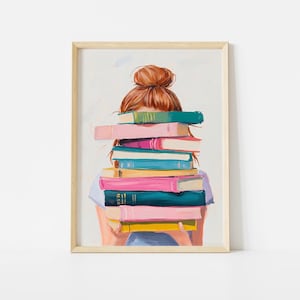 Op de afbeelding: Een ingelijste kunstdruk toont een persoon met rood haar die een stapel kleurrijke boeken vasthoudt. De boeken hebben roze, turquoise en groene covers. Het gezicht van de persoon is bedekt. Het kunstwerk staat tegen een witte achtergrond.