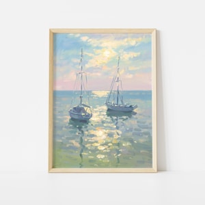 Op de afbeelding: Een olieverfschilderij in een lichte houten lijst met twee zeilboten op kalm water onder een zachte, pastelkleurige lucht. De scène toont zichtbare penseelstreken in blauwe, gele en roze tinten die de reflectie van het zonlicht op zee vangen.